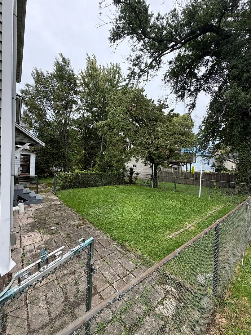 Large 4 Bedroom House — Photo 2