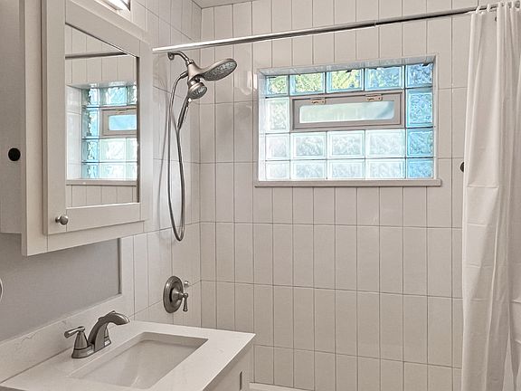 5th image of 626 N Austin Blvd #10