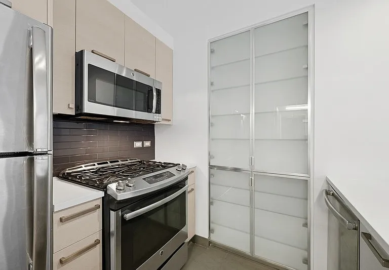 501 E 74th St #9F — Photo 10