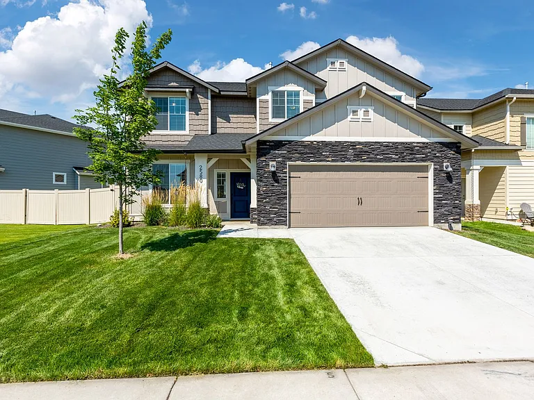 2580 E Blackstone Dr — Photo 2