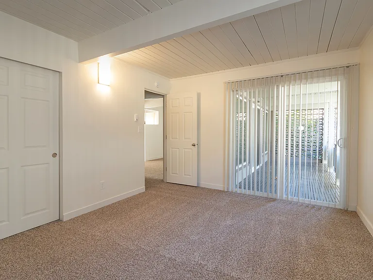 Tahitian Terrace Apartments — Photo 16