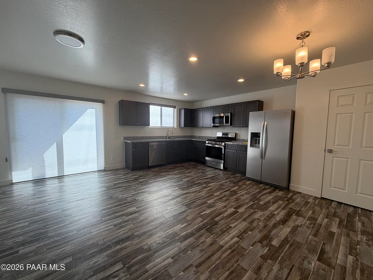 3 bed, 2.5 bath, 1400 sqft, $2,400 — Photo 3
