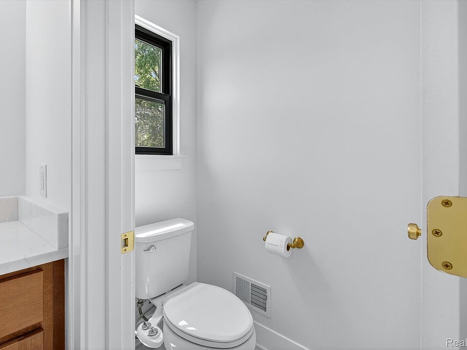 9295 Elmhurst Ave, photo 24