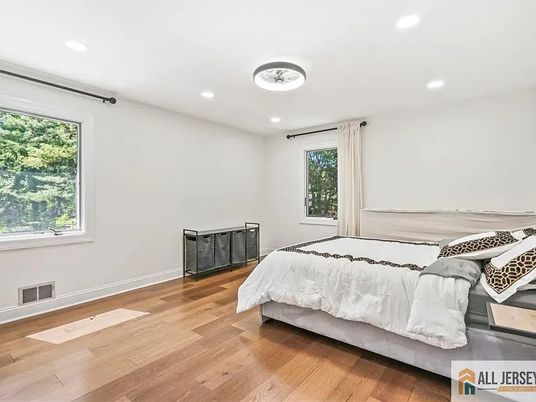 16 Phyllis Pl — Photo 24