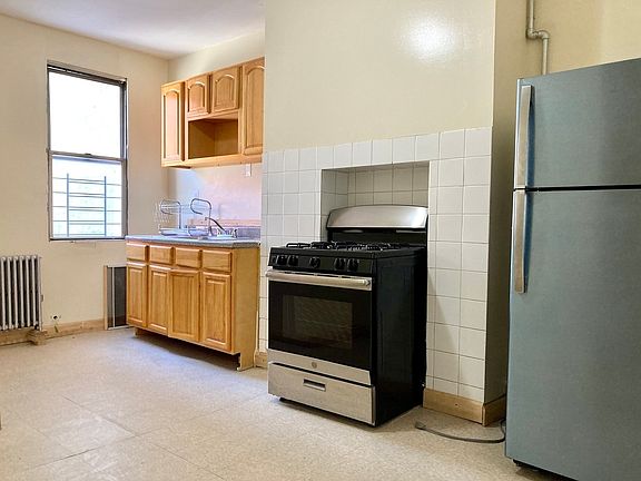 5th image of 129 Boerum St APT 2R