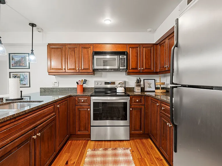 377 King St #206 — Photo 13