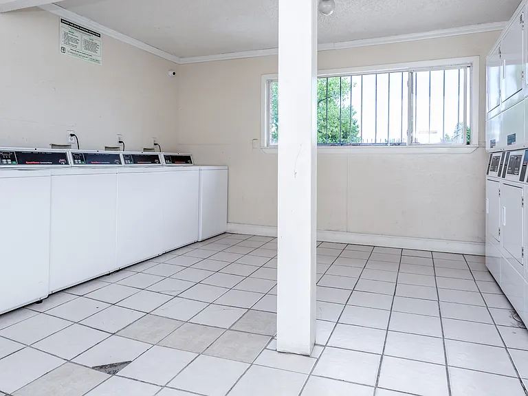 Las Lomas Apartments — Photo 5