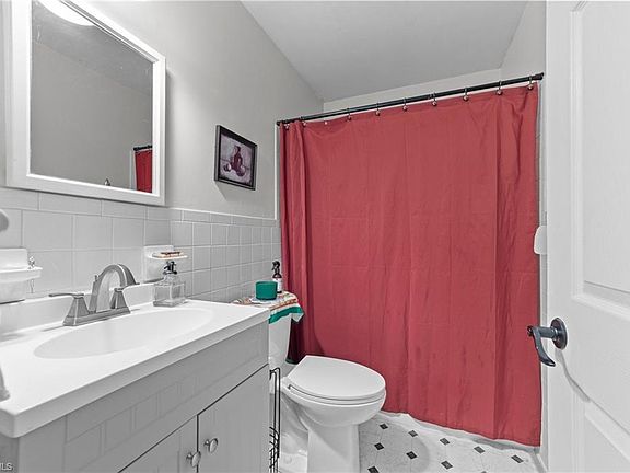 5th image of 2708 Lilac Dr