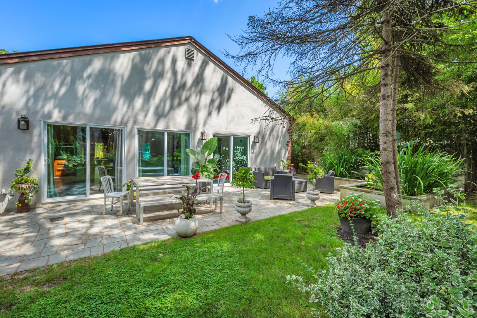 SPACIOUS PATIO FOR YOUR OUTDOOR DINING