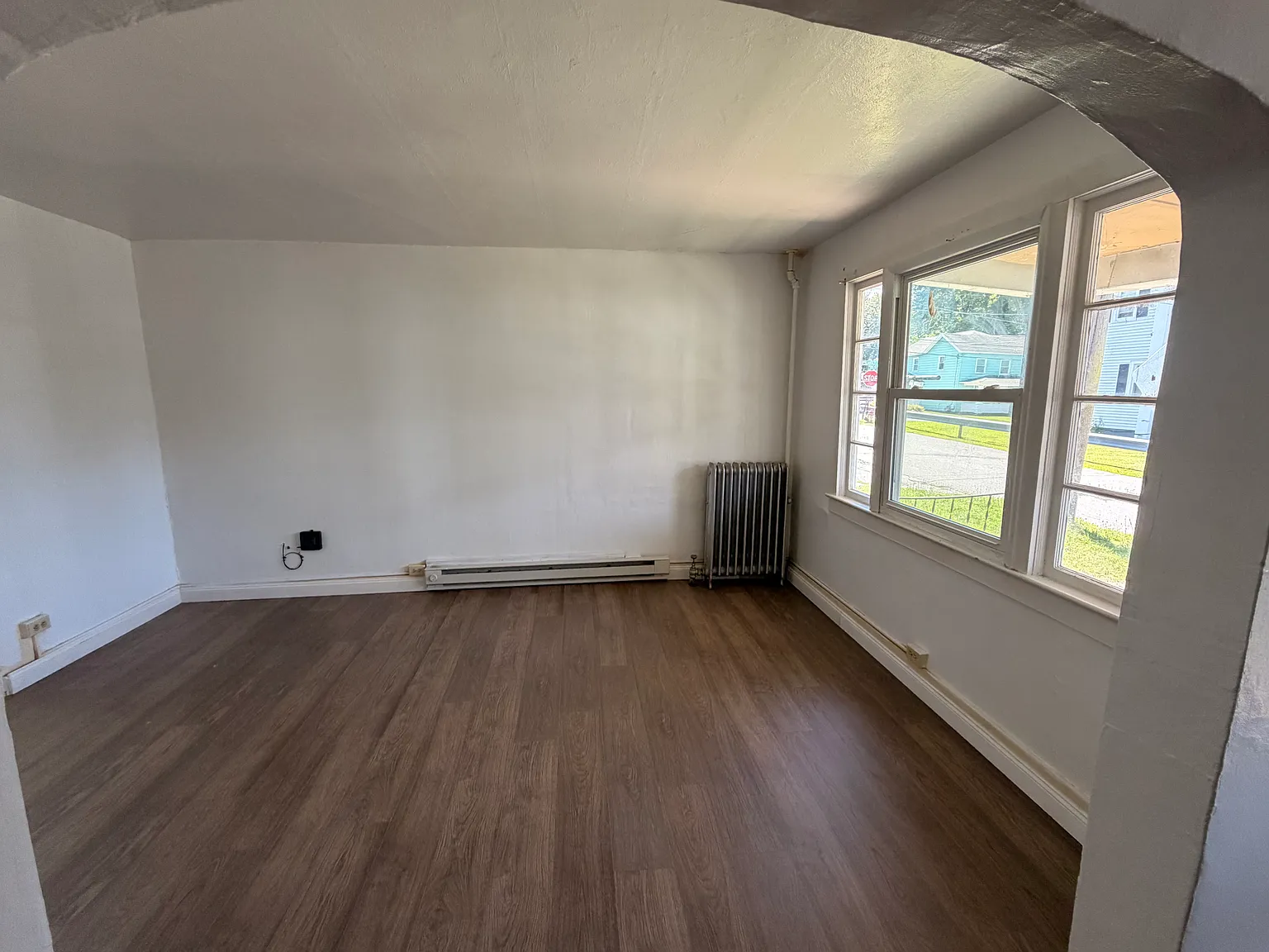 3 bed, $1,300 — Photo 2