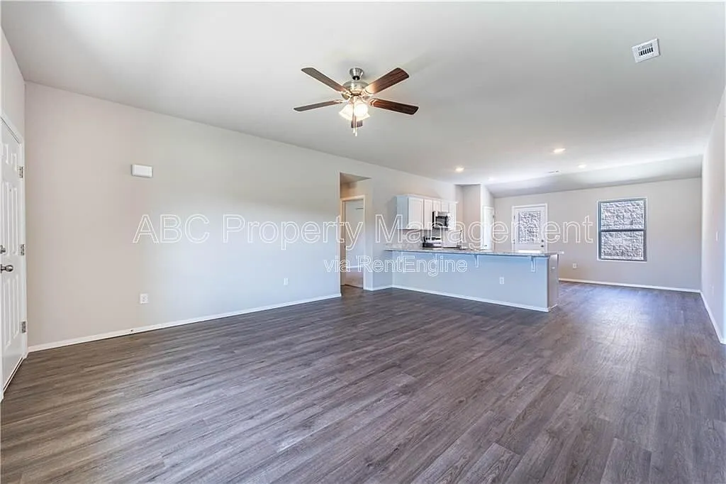 3 bed, 2.0 bath, 1480 sqft, $1,600 — Photo 2