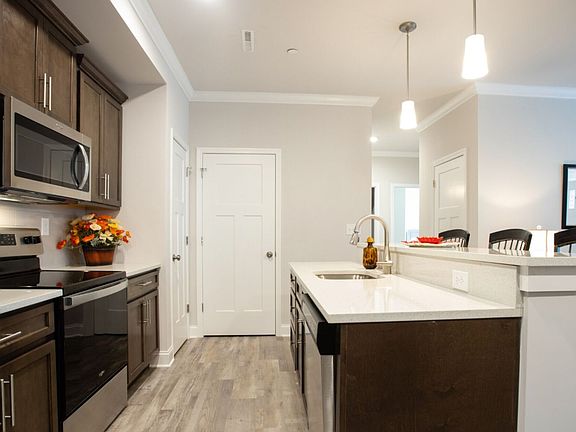 3rd image of 505 W Creek Ln