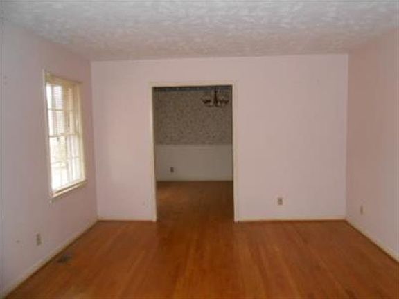 3rd image of 407 Oakwood St