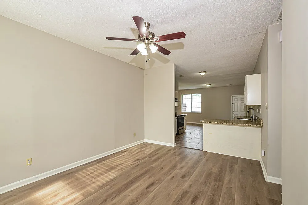 3 bed, 2.0 bath, 1306 sqft, $1,525 — Photo 3