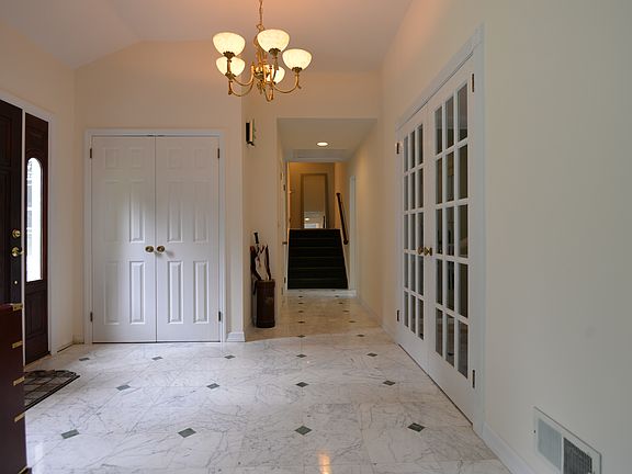 4th image of 104 Cedar Dr E