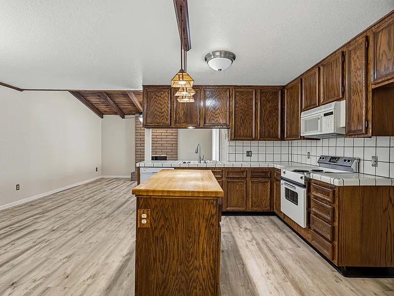 2025 Sweetwater Dr — Photo 4