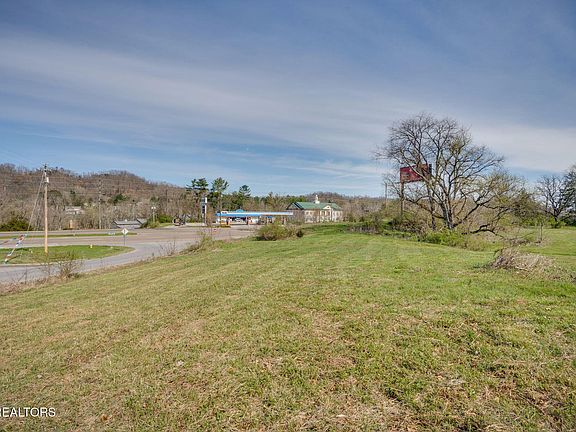 3rd image of 435 Shelby Ln
