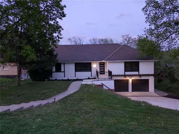 3147 Black Swan Dr, Shawnee, KS 66216