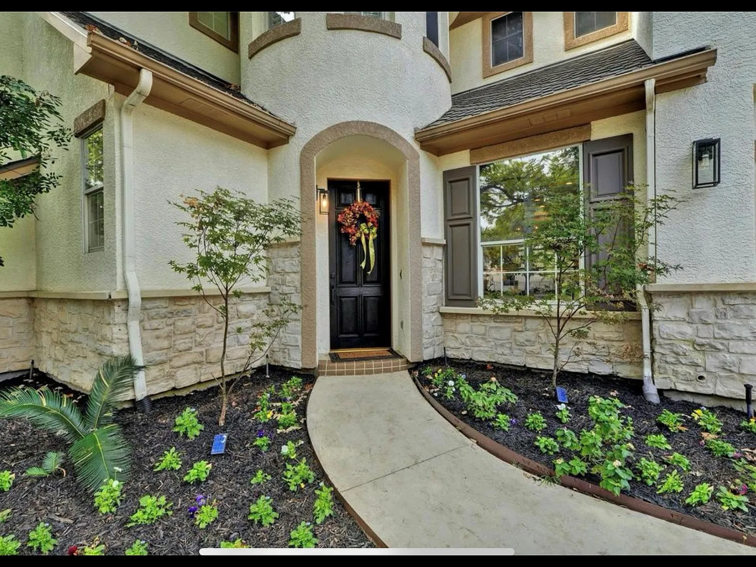 3 bed, 2.5 bath, 2304 sqft, $4,700 — Photo 2