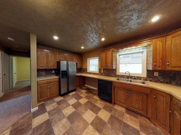 811 6th Ave NW, Mandan, ND 58554