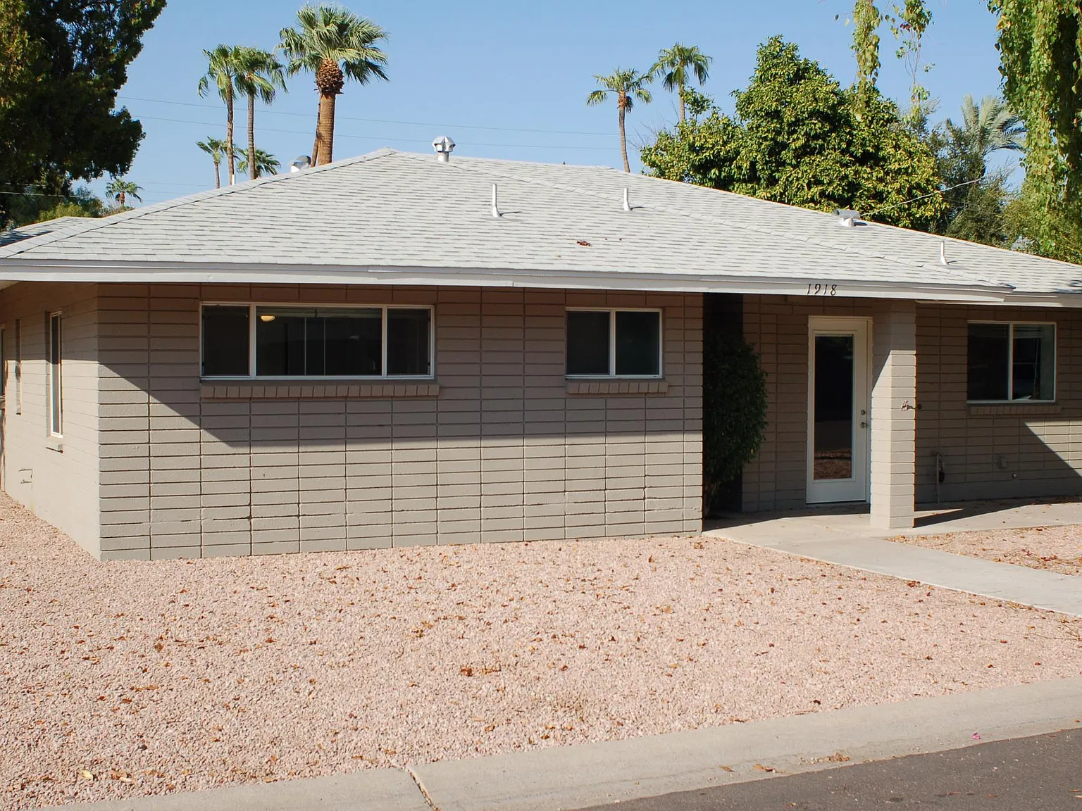 1918 E Colter St — Photo 2