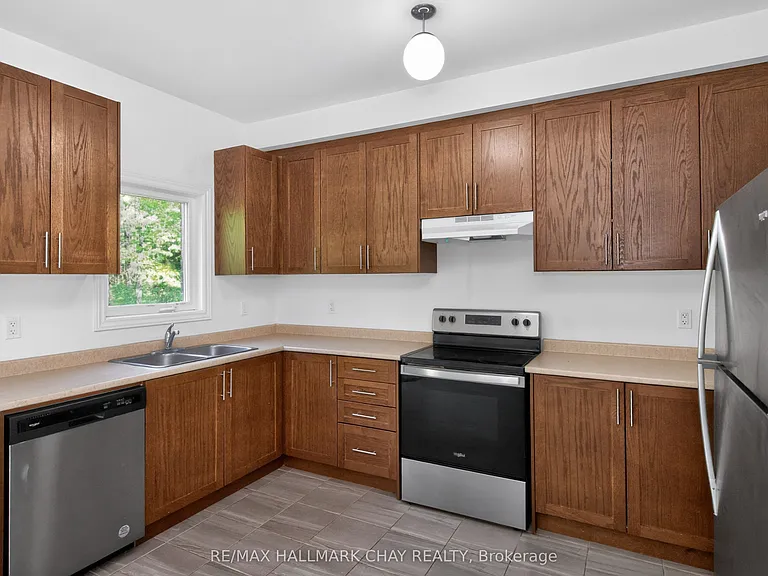 38 Milson Cres — Photo 5