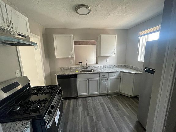 3rd image of 5240 E 114th St