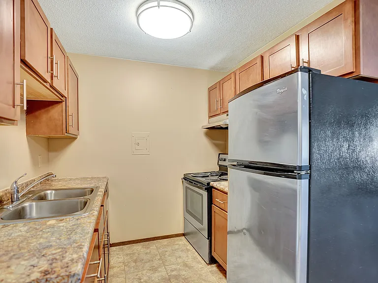Hennepin Apartments — Photo 29