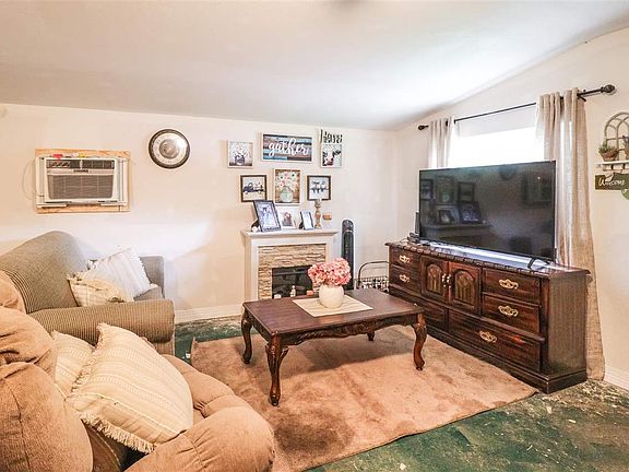 3rd image of 1245 Rainbow Ln