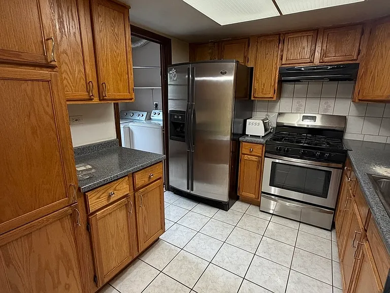805 Bishop Ct #H — Photo 4