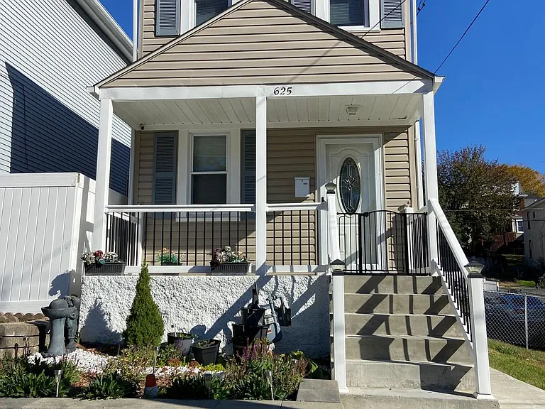 625 Chess St — Photo 2