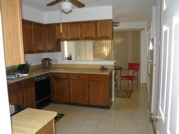 Lg Kitchen w/Brkfst area