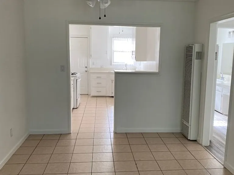 13759 Oxnard St — Photo 40