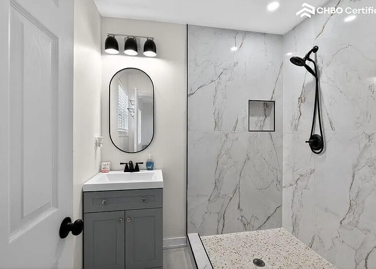 A well appointed full bathroom