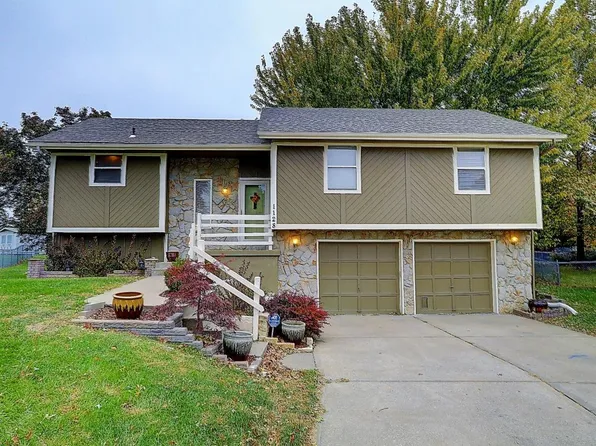 1128 NE Barnes Dr, Lees Summit, MO 64086