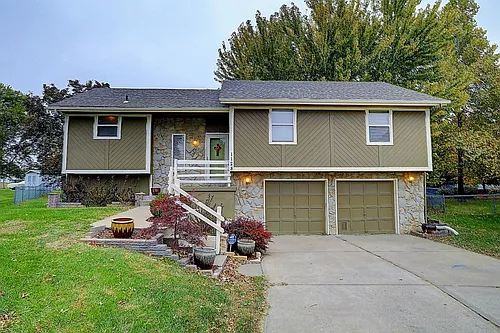 1128 NE Barnes Dr Photo 1