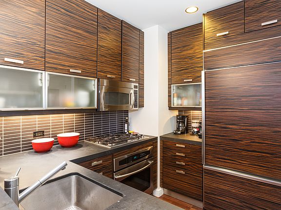 4th image of 101 W 24th St APT 25A