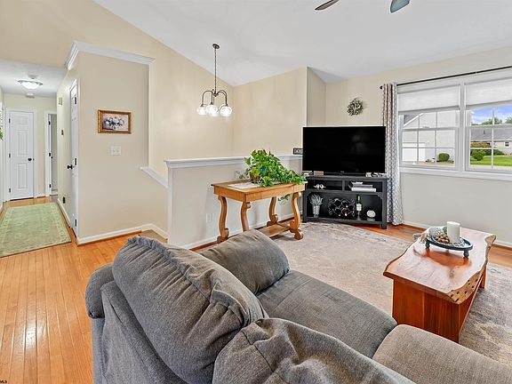 5th image of 5 Monument Ln