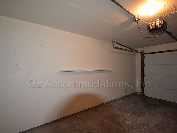 4th image of 313 NE Timbercreek Dr