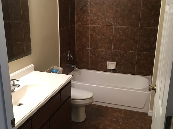4th image of 920 Willow Dr