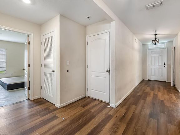 4th image of 54 Patchogue Ln