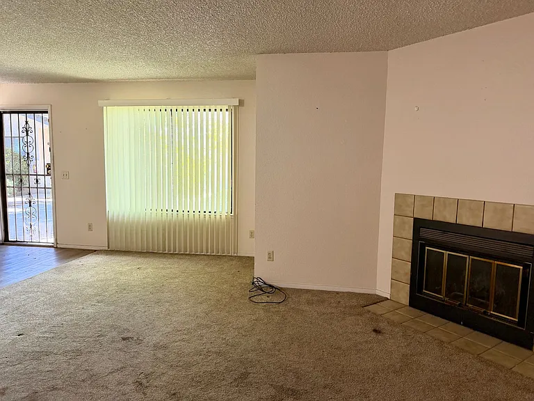 537 W Escalon Ave — Photo 8