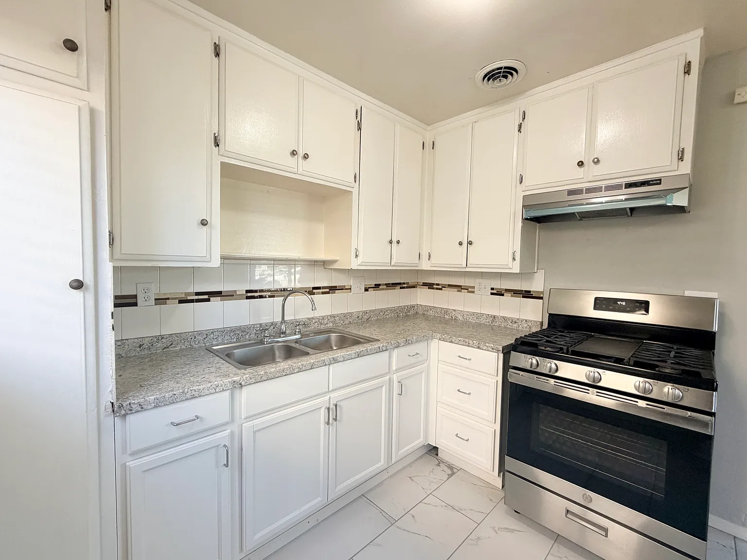2 bed, 858 sqft, $1,900 — Photo 4