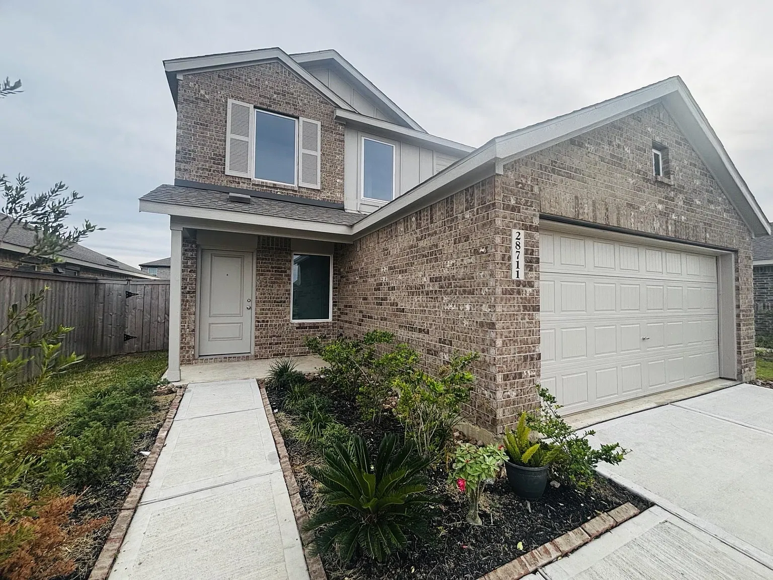 4 bed, 2.5 bath, 1970 sqft, $2,000 — Photo 1