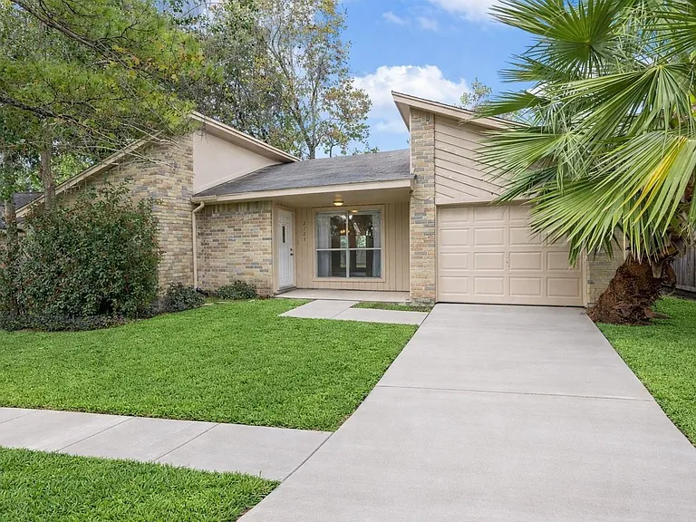 2723 N Brompton Dr — Photo 1