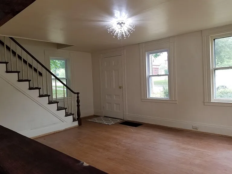 218 E Jackson St — Photo 9