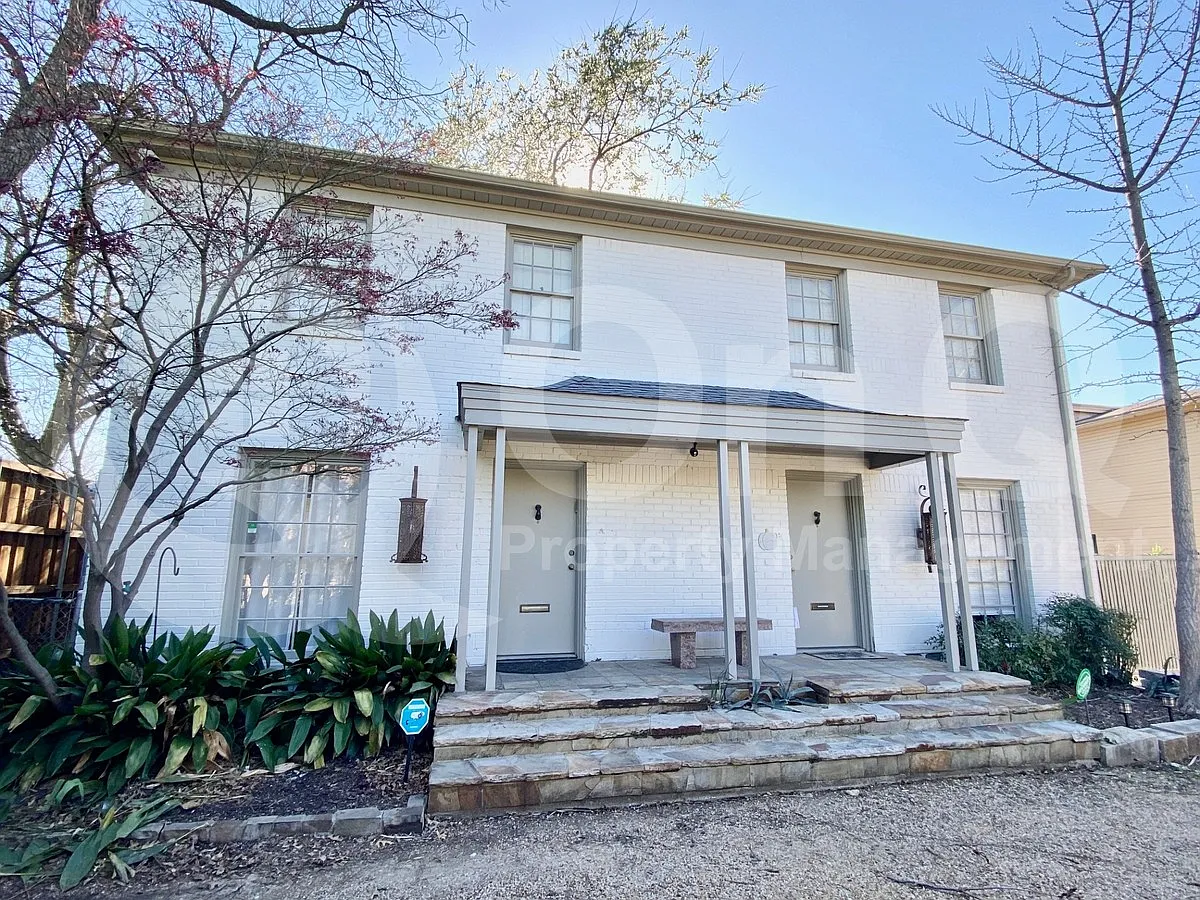 2 bed, 1.0 bath, 1100 sqft, $1,900 — Photo 2