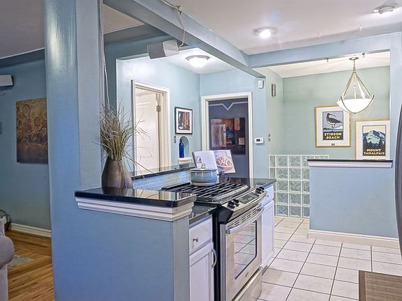 4th image of 1593 N Grape St #1593