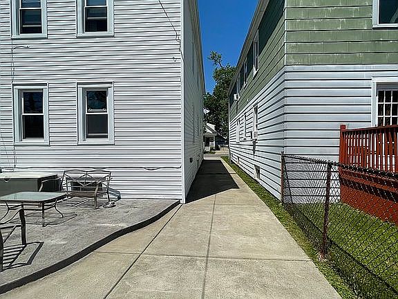 5th image of 122 Somerton Ave