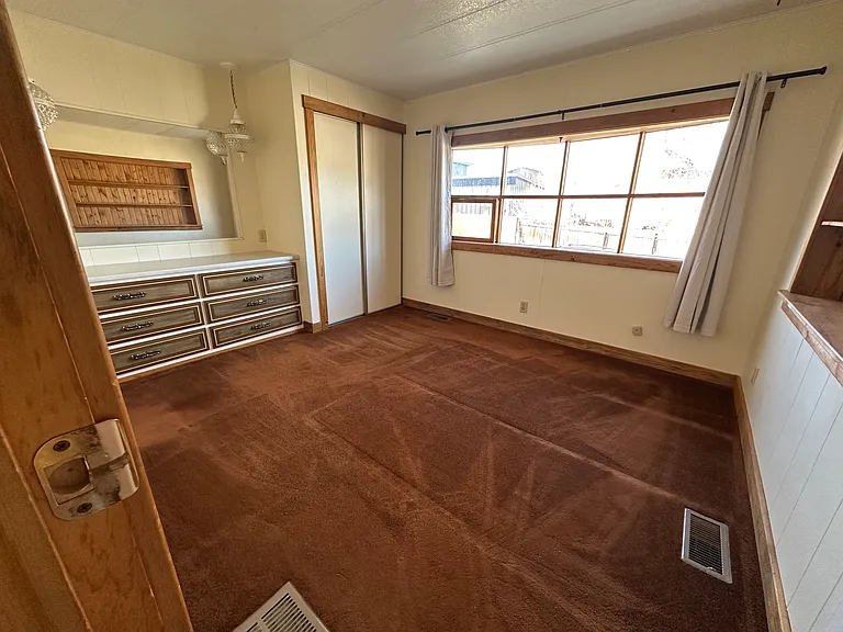 1043 Clinton St — Photo 32